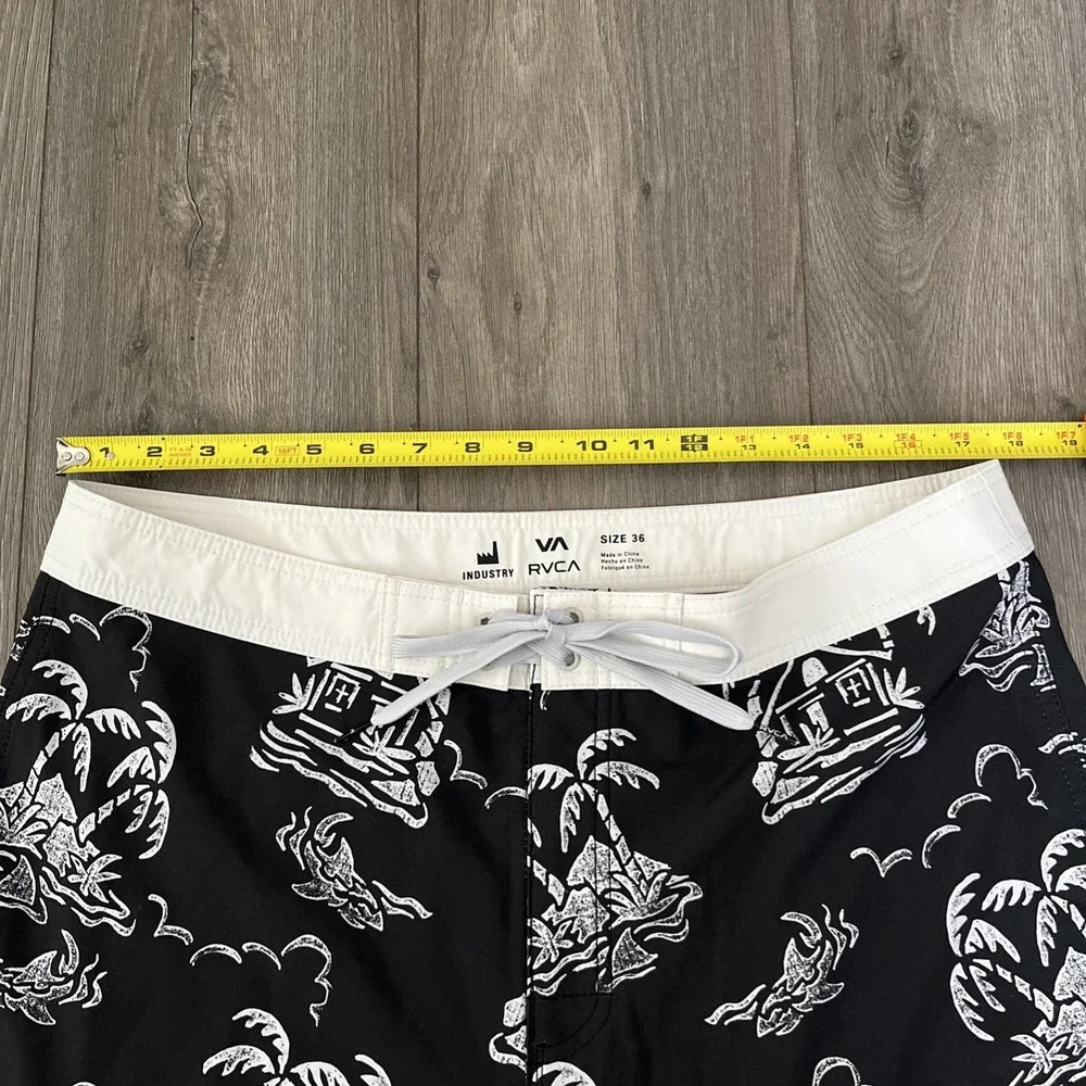 RVCA Boardshorts Mens Sz 36 Black White Island Graphic